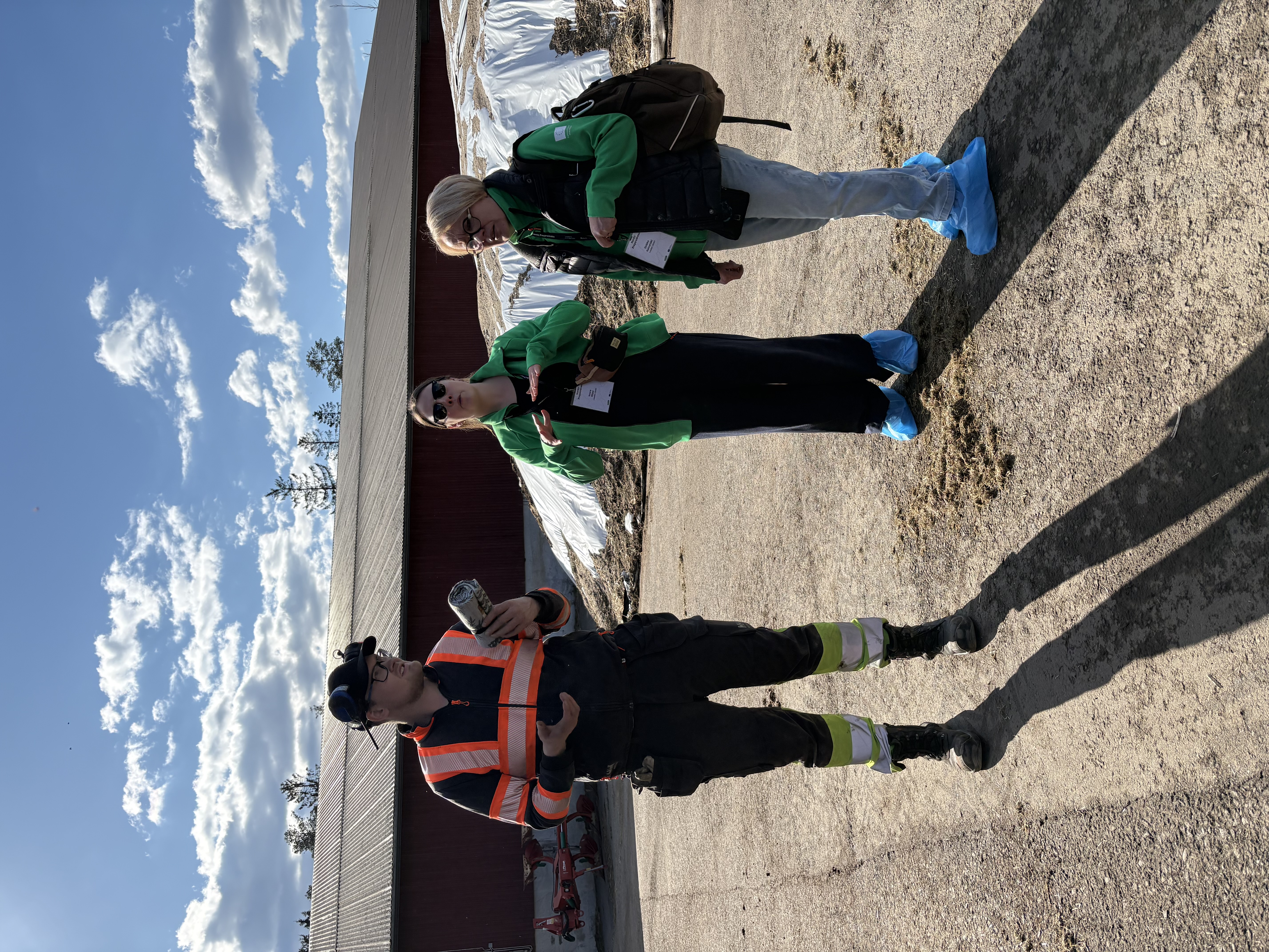 Matti Marttila berättar för besökare om gården och de olika verksamheterna.